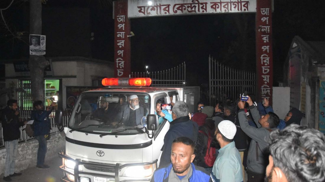 কারাফটকে মৃত ছেলেকে কোলে নিয়ে স্ত্রীর মরদেহ ছুঁয়ে কাঁদলেন ছাত্রলীগ নেতা